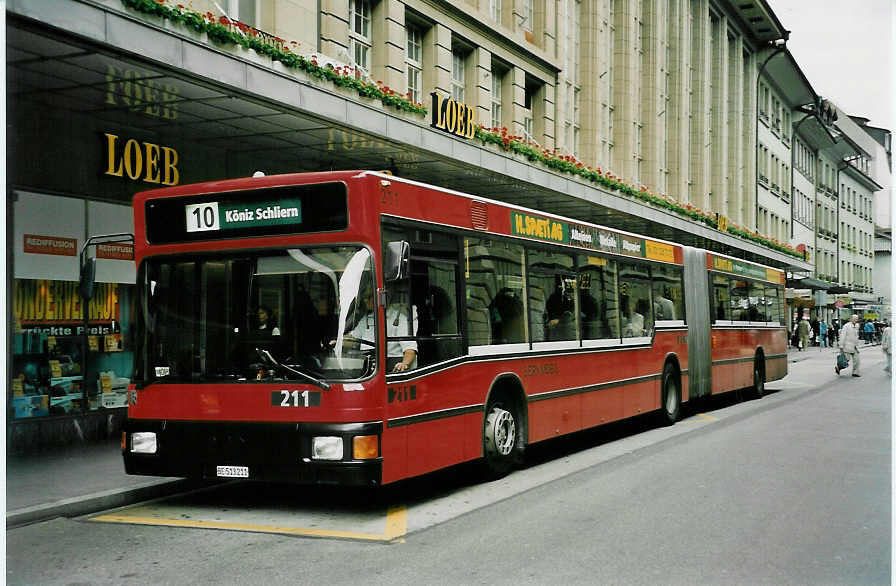 (048'030) - Bernmobil, Bern - Nr. 211/BE 513'211 - MAN am 16. Juli 2001 beim Bahnhof Bern