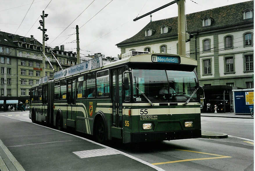 (048'110) - SVB Bern - Nr. 55 - FBW/Gangloff Gelenktrolleybus am 16. Juli 2001 beim Bahnhof Bern