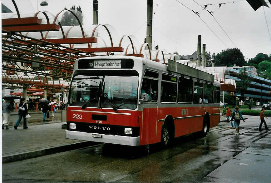 (048'428) - WV Winterthur - Nr. 223/ZH 218'223 - Volvo/T�scher am 18. Juli 2001 beim Hauptbahnhof Winterthur