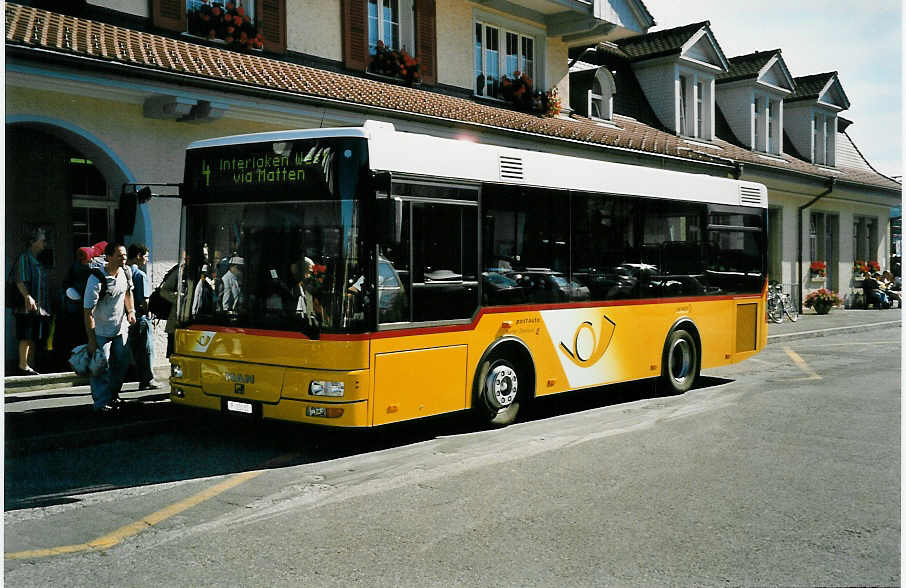 (048'707) - PTT-Regie - P 23'032 - MAN/G�ppel am 23. Juli 2001 beim Bahnhof Interlaken Ost