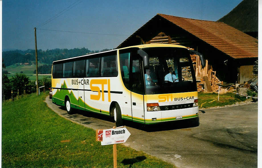 (048'730) - STI Thun - Nr. 38/BE 57'461 - Setra (ex AvH Heimenschwand Nr. 8) am 1. August 2001 in Sumiswald, Kneub�hl