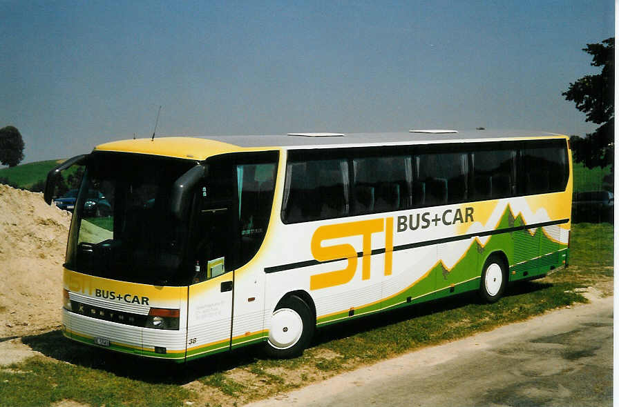 (048'731) - STI Thun - Nr. 38/BE 57'461 - Setra (ex AvH Heimenschwand Nr. 8) am 1. August 2001 in Sumiswald, Kneub�hl