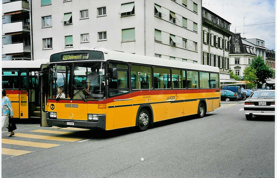 (048'922) - PTT-Regie - P 25'299 - Mercedes/R&J am 7. August 2001 beim Bahnhof Del�mont