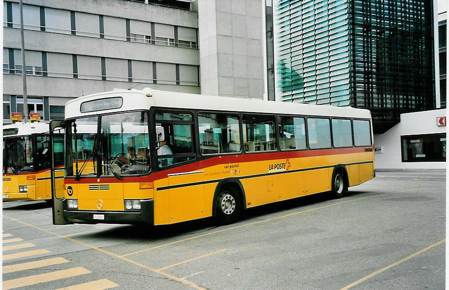 (048'924) - PTT-Regie - P 25'300 - Mercedes/R&J am 7. August 2001 beim Bahnhof Delmont