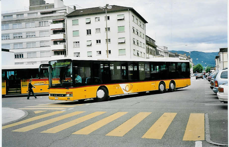 (048'928) - PTT-Regie - P 27'814 - Setra am 7. August 2001 beim Bahnhof Del�mont