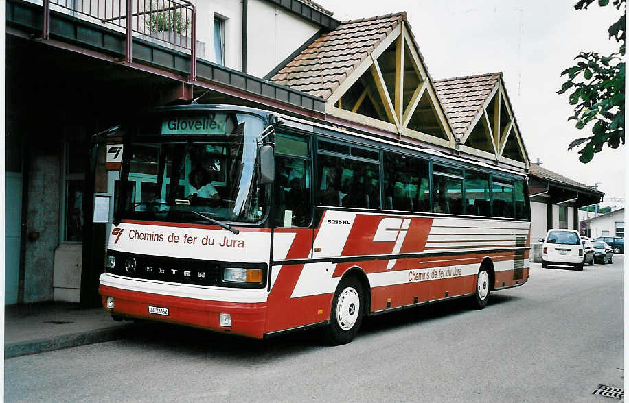 (048'930) - CJ Tramelan - Nr. 16/JU 28'662 - Setra am 7. August 2001 beim Bahnhof Saignel�gier