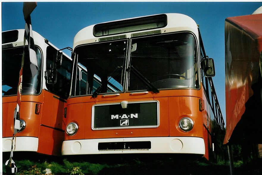 (049'302) - TL Lausanne - Nr. 354 - MAN am 25. August 2001 in B�tzberg, Heiniger