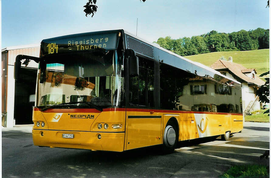 (049'519) - Engeloch, Riggisberg - Nr. 1/BE 447'250 - Neoplan am 27. August 2001 in Riggisberg, Garage