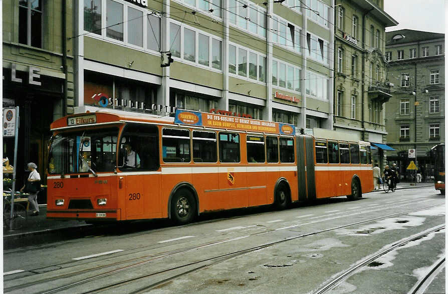 (049'535) - SVB Bern - Nr. 280/BE 339'280 - FBW/Hess-Gangloff am 30. August 2001 beim Bahnhof Bern