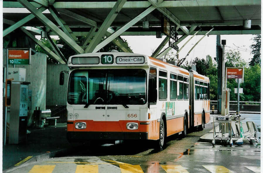 (049'720) - TPG Gen�ve - Nr. 656 - Saurer/Hess Gelenktrolleybus am 17. September 2001 in Gen�ve, A�roport