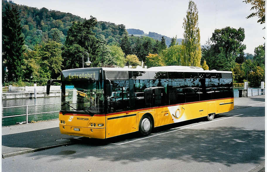 (049'903) - Engeloch, Riggisberg - Nr. 12/BE 520'405 - Neoplan am 27. September 2001 bei der Schiffl�ndte Thun