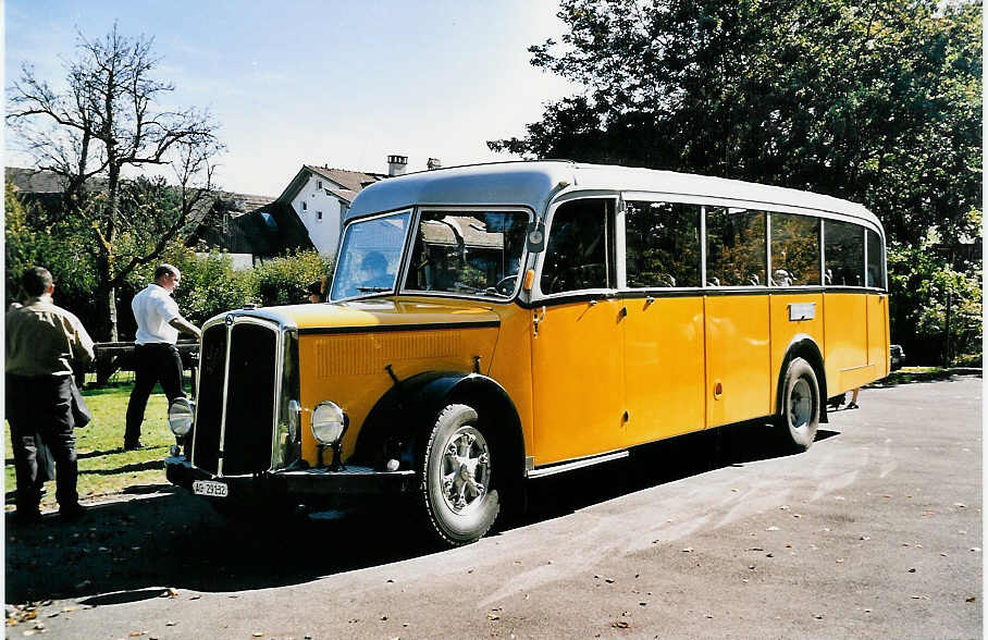 (050'008) - Suter, Herznach - AG 29'132 - Saurer/T�scher (ex Geissmann, H�gglingen; ex P 23'070) am 6. Oktober 2001 in Dietlikon, Kirche