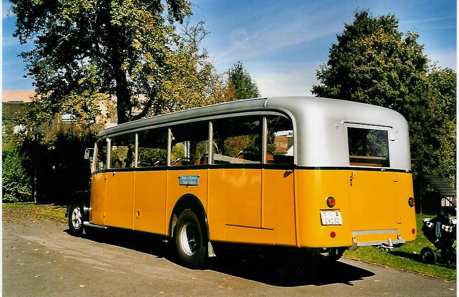 (050'009) - Suter, Herznach - AG 29'132 - Saurer/T�scher (ex Geissmann, H�gglingen; ex P 23'070) am 6. Oktober 2001 in Dietlikon, Kirche