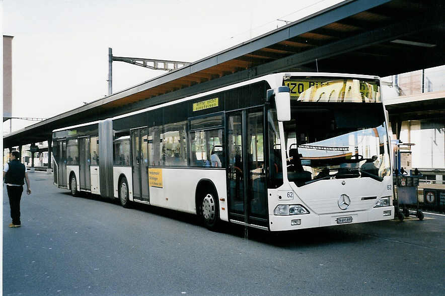 (050'032) - VZO Grningen - Nr. 62/ZH 691'895 - Mercedes am 6. Oktober 2001 beim Bahnhof Uster