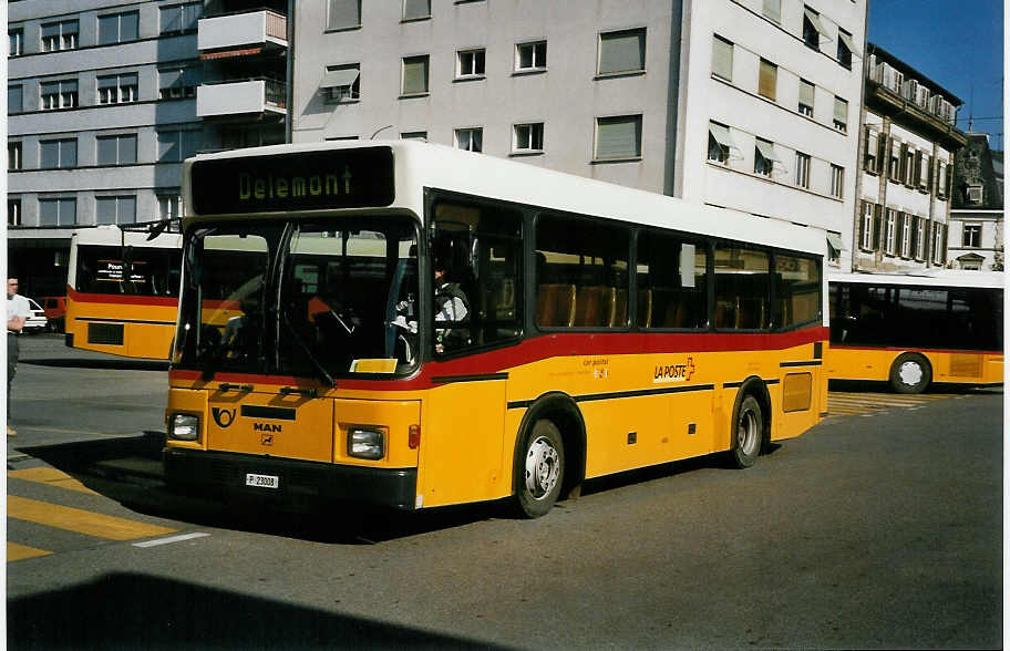 (050'210) - PTT-Regie - P 23'008 - MAN/Lauber (ex Meray, Delmont) am 16. Oktober 2001 beim Bahnhof Delmont