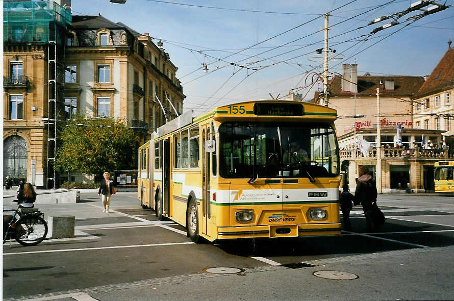 (050'235) - TN Neuchtel - Nr. 155 - FBW/Hess Gelenktrolleybus (ex Nr. 55) am 17. Oktober 2001 in Neuchtel, Place Pury
