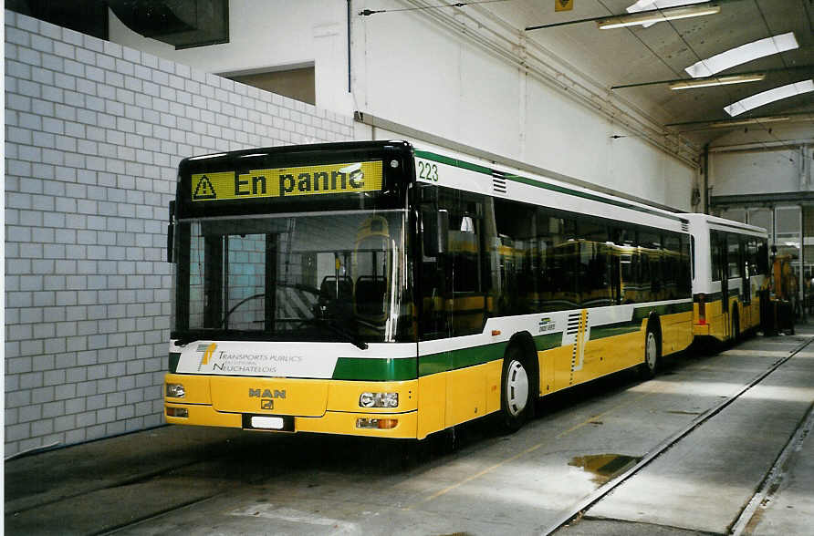 (050'318) - TN Neuch�tel - Nr. 223/NE 32'123 - MAN am 17. Oktober 2001 in Neuch�tel, D�p�t
