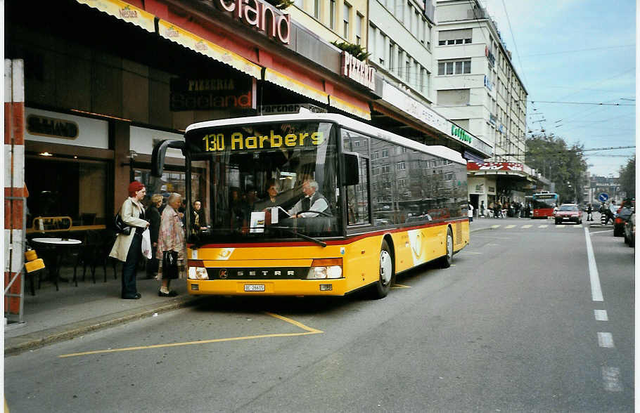 (050'415) - AVA Aarberg - Nr. 5/BE 26'615 - Setra am 18. Oktober 2001 beim Bahnhof Biel