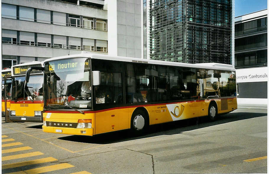 (050'423) - PTT-Regie - P 25'648 - Setra am 19. Oktober 2001 beim Bahnhof Delmont