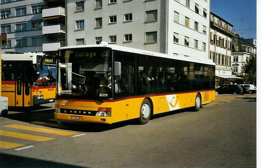 (050'429) - PTT-Regie - P 25'648 - Setra am 19. Oktober 2001 beim Bahnhof Delmont