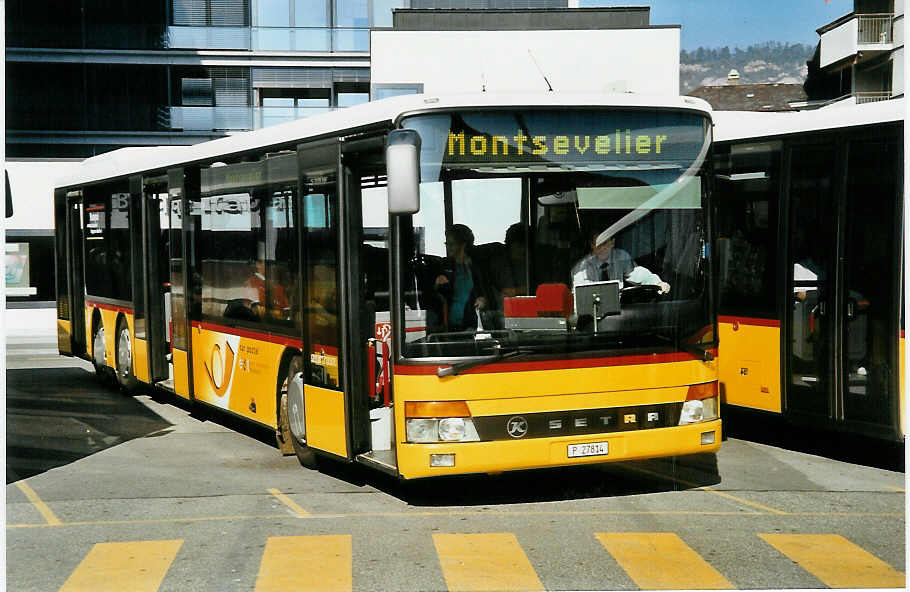 (050'433) - PTT-Regie - P 27'814 - Setra am 19. Oktober 2001 beim Bahnhof Del�mont