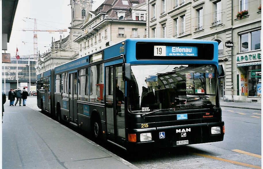 (050'619) - SVB Bern - Nr. 215/BE 513'215 - MAN am 18. November 2001 beim Bahnhof Bern