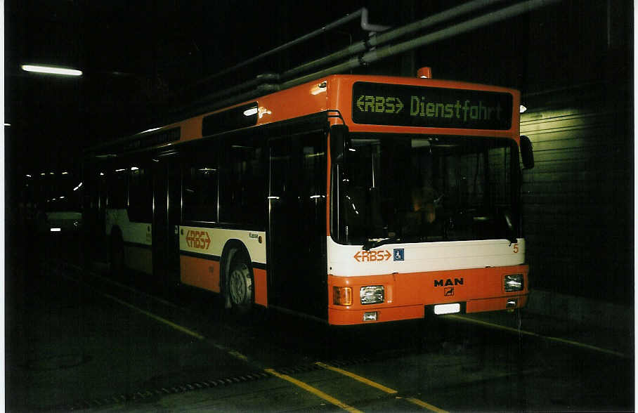 (050'714) - RBS Worblaufen - Nr. 5/BE 481'105 - MAN am 18. November 2001 in Worblaufen, Garage