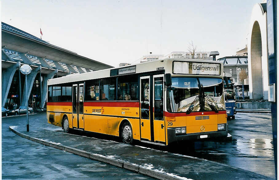 (050'912) - Bucheli, Kriens - Nr. 29/LU 15'085 - Mercedes (ex Bucher, Luzern) am 24. Dezember 2001 beim Bahnhof Luzern