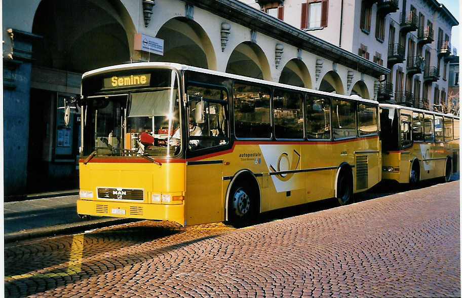 (051'305) - PTT-Regie - P 23'022 - MAN/Lauber am 1. Januar 2002 beim Bahnhof Bellinzona