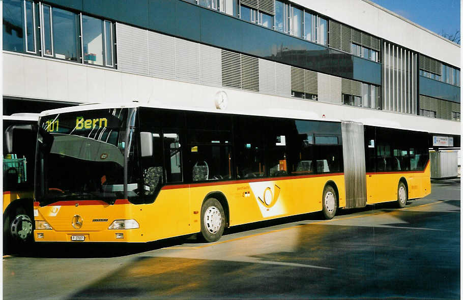 (051'737) - PTT-Regie - P 27'007 - Mercedes am 4. Februar 2002 in Bern, Postautostation