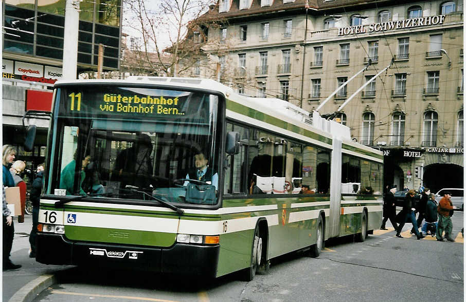 (051'837) - SVB Bern - Nr. 16 - NAW/Hess Gelenktrolleybus am 4. Februar 2002 beim Bahnhof Bern