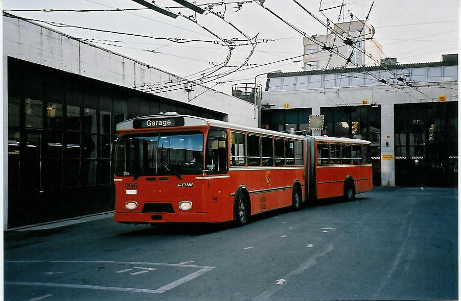 (051'929) - SVB Bern - Nr. 296/BE 337'296 - FBW/Hess (ex TPG Gen�ve Nr. 119) am 4. Februar 2002 in Bern, Eigergarage