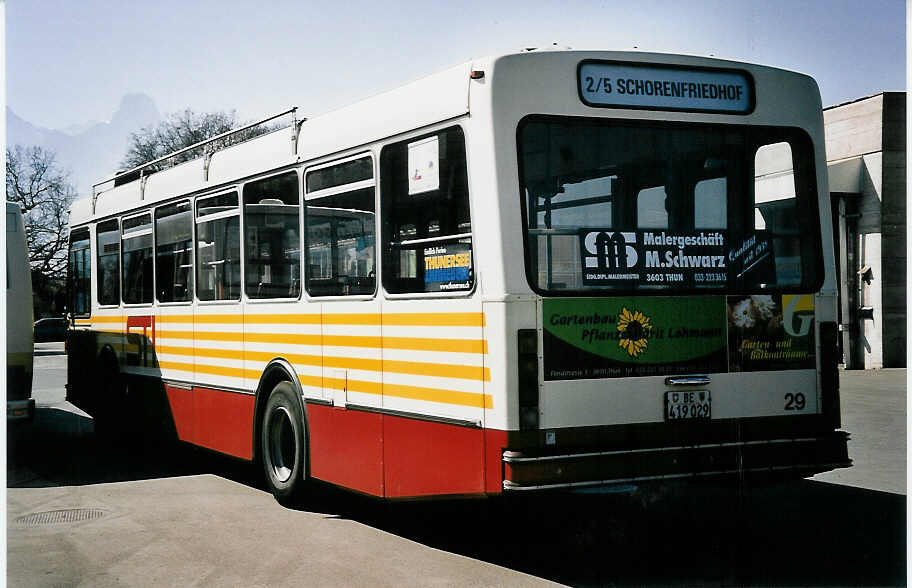 (052'216) - STI Thun - Nr. 29/BE 419'029 - Volvo/R&J (ex SAT Thun Nr. 29) am 13. Mrz 2002 in Thun, Garage