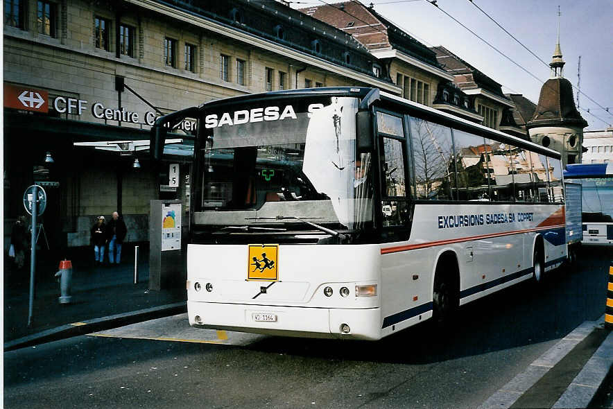 (052'234) - Sadesa, Coppet - VD 1164 - Volvo am 17. M�rz 2002 beim Bahnhof Lausanne