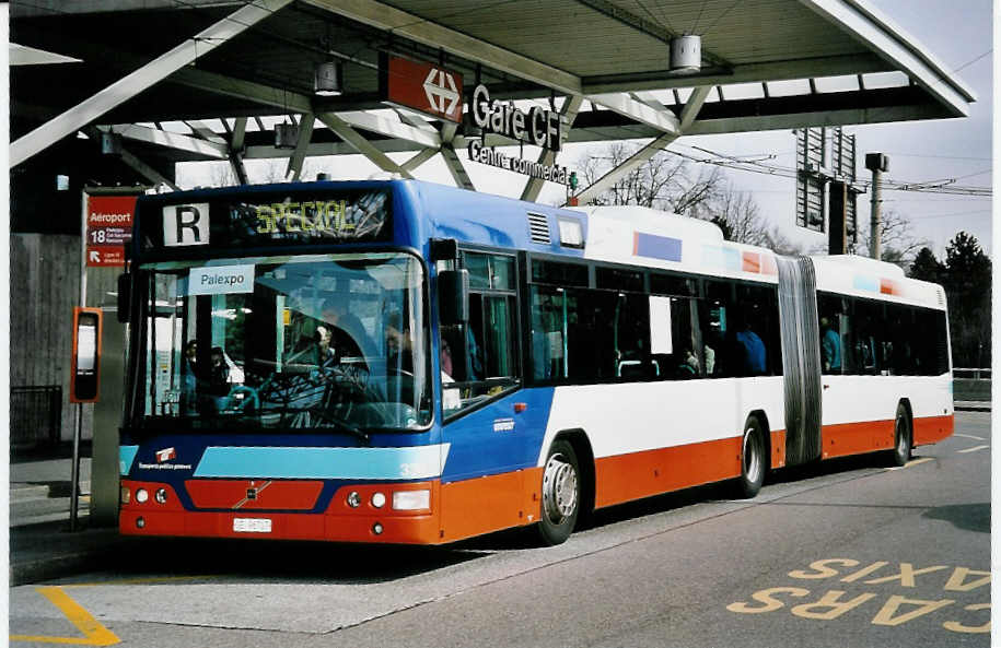 (052'334) - TPG Gen�ve - Nr. 330/GE 96'707 - Volvo am 17. M�rz 2002 in Gen�ve, A�roport