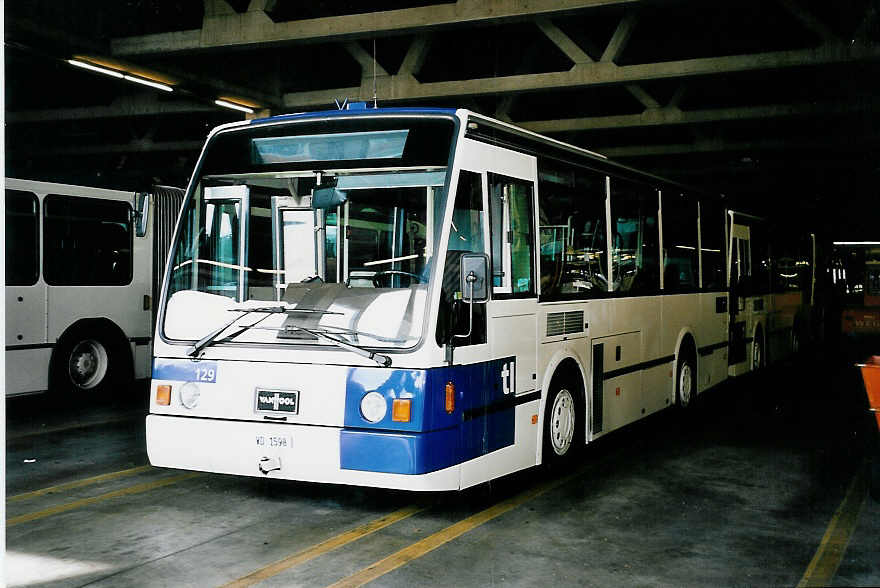 (052'427) - TL Lausanne - Nr. 129/VD 1598 - Van Hool am 17. M�rz 2002 in Lausanne, D�p�t Borde