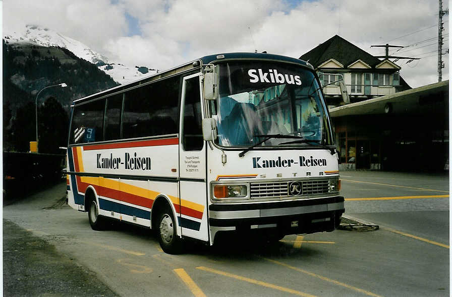 (052'618) - Kander-Reisen, Frutigen - Nr. 1 - Setra am 24. Mrz 2002 beim Bahnhof Frutigen