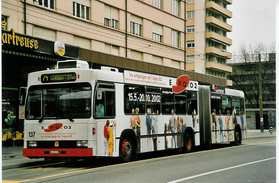 (052'631) - VB Biel - Nr. 137/BE 425'137 - Volvo/R&J am 30. Mrz 2002 beim Bahnhof Biel