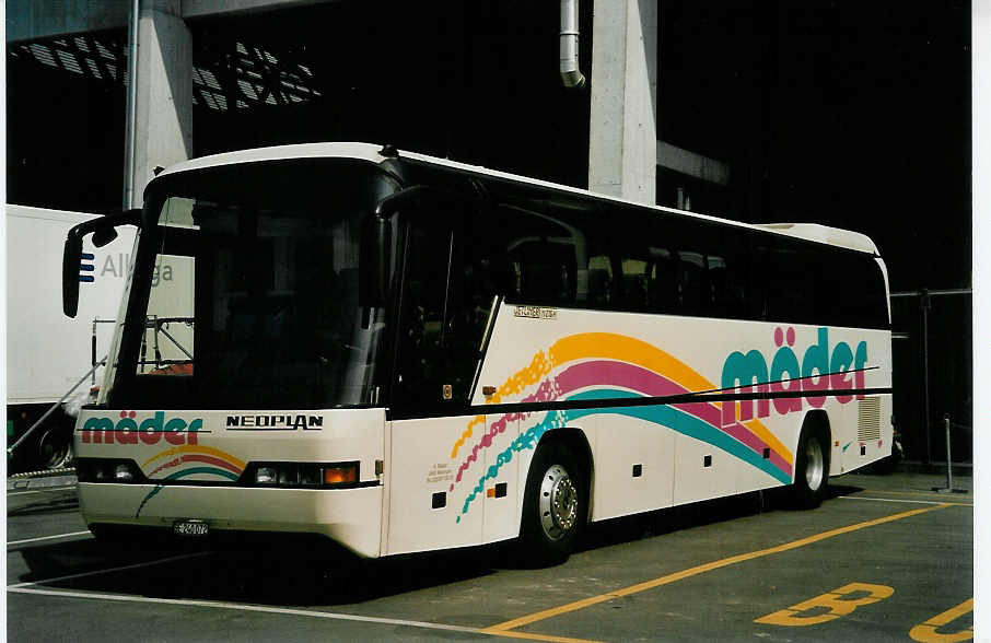 (052'827) - M�der, Meiringen - BE 240'072 - Neoplan am 10. April 2002 in Thun, Grabengut