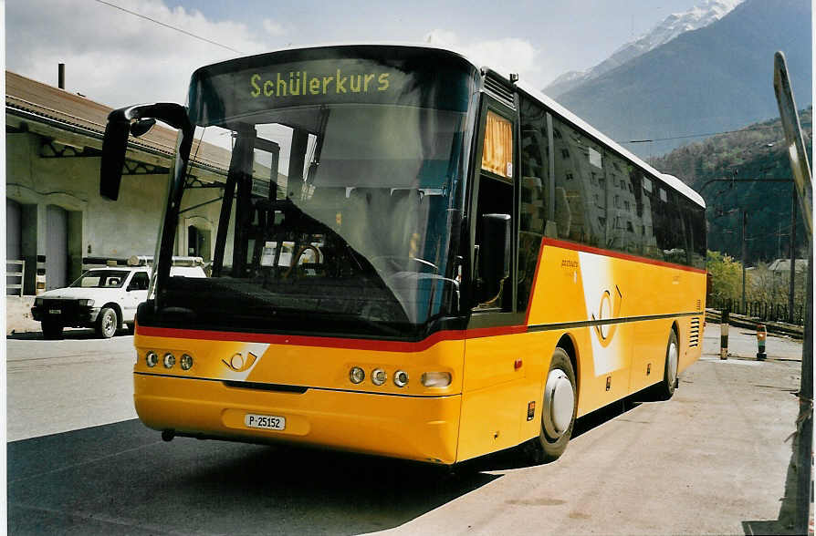 (052'935) - PTT-Regie - P 25'152 - Neoplan am 18. April 2002 beim Bahnhof Brig