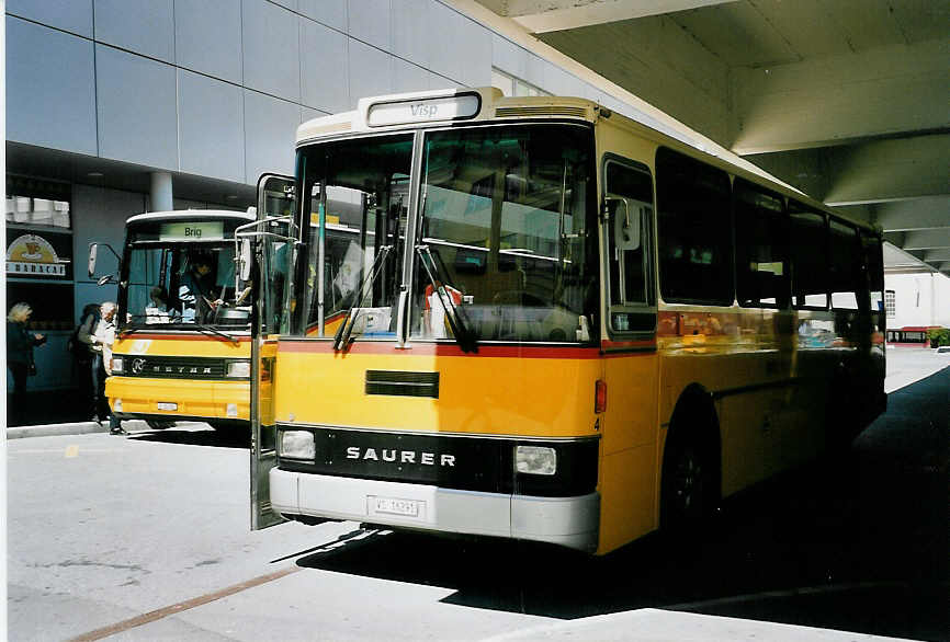 (053'020) - Bumann, Ausserberg - Nr. 4/VS 16'291 - Saurer/Lauber am 18. April 2002 in Visp, Postautostation