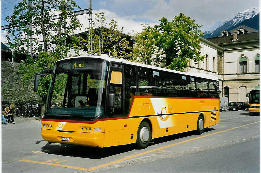 (053'037) - PTT-Regie - P 25'154 - Neoplan am 18. April 2002 beim Bahnhof Brig