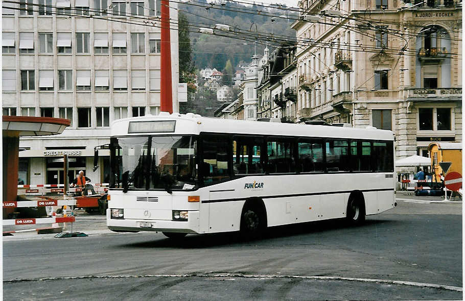 (053'218) - Funi-Car, Biel - Nr. 3/BE 100'203 - Mercedes/R&J (ex P 25'308) am 22. April 2002 in Biel, Zentralplatz