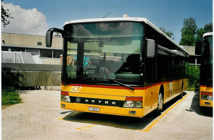 (054'120) - PTT-Regie - P 25'637 - Setra am 22. Juni 2002 in Yverdon, Garage