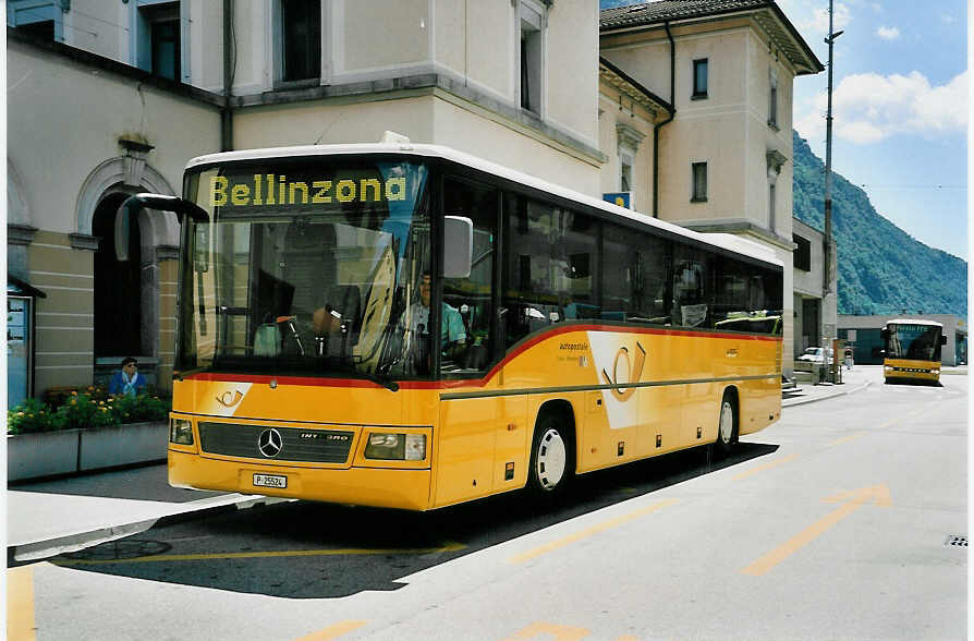 (054'609) - PTT-Regie - P 25'524 - Mercedes am 22. Juli 2002 beim Bahnhof Biasca
