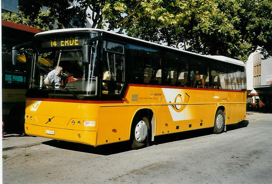 (054'913) - Ev�quoz, Erde - VS 81'888 - Volvo am 23. Juli 2002 beim Bahnhof Sion