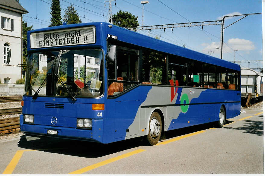 (055'114) - VZO Grningen - Nr. 44/ZH 256'444 - Mercedes am 27. Juli 2002 beim Bahnhof Meilen