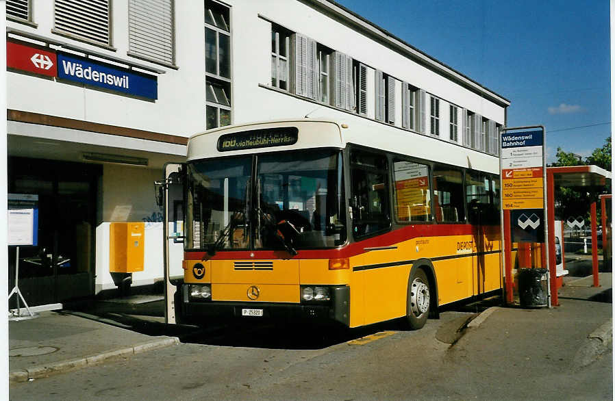 (055'124) - PTT-Regie - P 25'320 - Mercedes/R&J am 27. Juli 2002 beim Bahnhof W�denswil