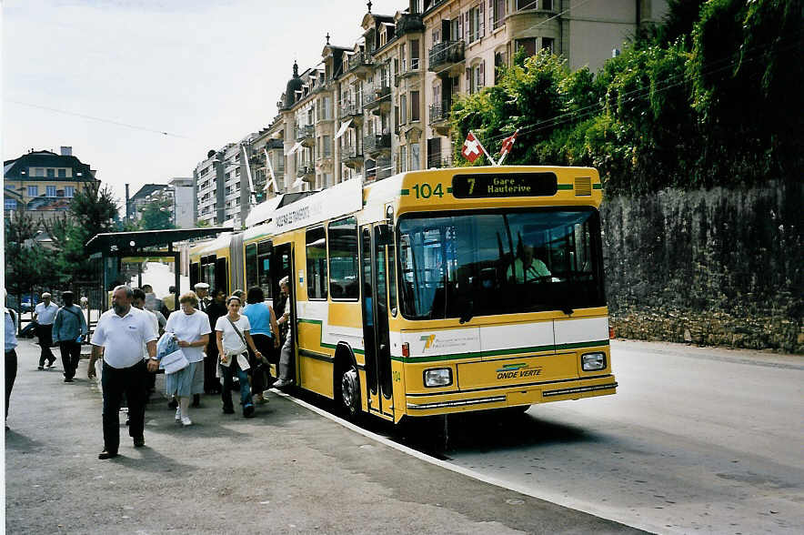 (055'505) - TN Neuch�tel - Nr. 104 - NAW/Hess Gelenktrolleybus am 25. August 2002 beim Bahnhof Neuch�tel