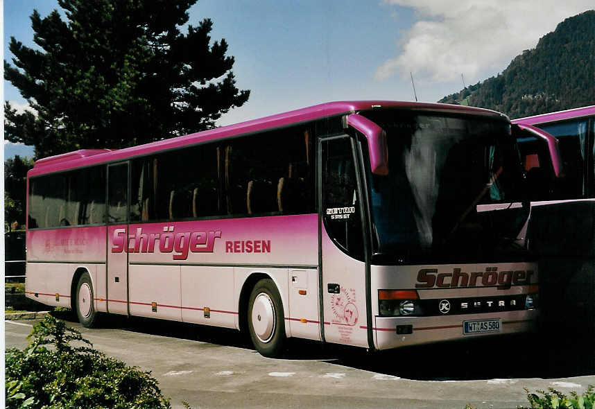 (056'121) - Aus Deutschland: Schr�ger, G�hrwil - WT-AS 580 - Setra am 28. September 2002 beim Bahnhof Interlaken West
